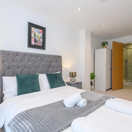 Superb 2 Bed With 2 En-suite - Centre With Underground Parking Apartment *