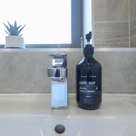 Superb 2 Bed With 2 En-suite - Centre With Underground Parking * Λιντς