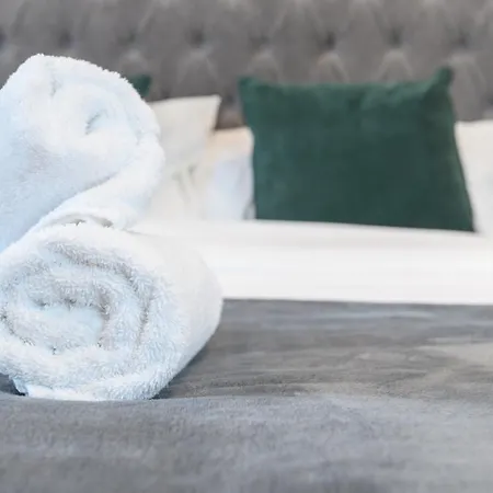 Superb 2 Bed With 2 En-suite - Centre With Underground Parking Διαμέρισμα *