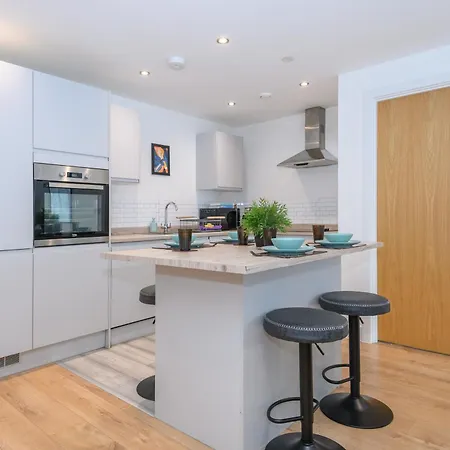 Superb 2 Bed With 2 En-suite - Centre With Underground Parking *