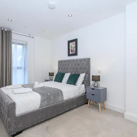 Superb 2 Bed With 2 En-suite - Centre With Underground Parking Λιντς