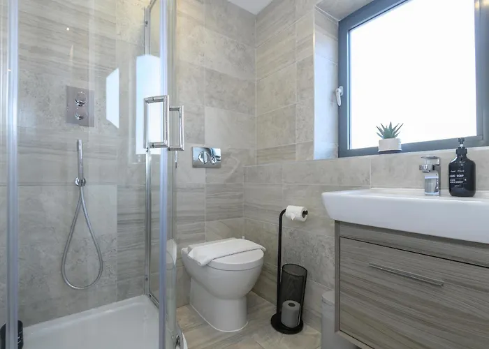 Superb 2 Bed With 2 En-suite - Centre With Underground Parking *