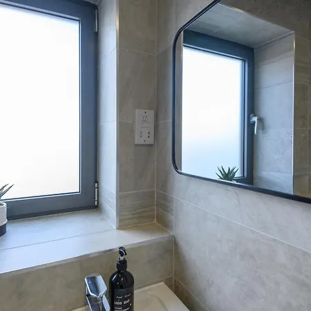 Апартаменты Superb 2 Bed With 2 En-suite - Centre With Underground Parking