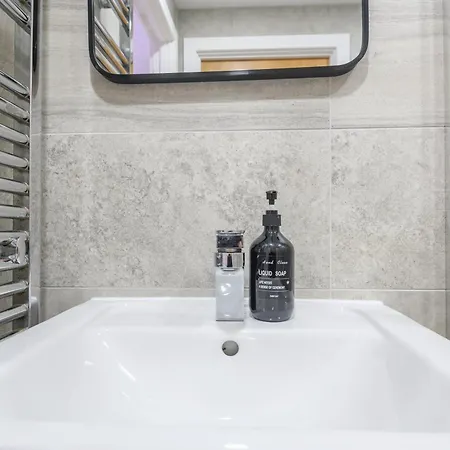 Superb 2 Bed With 2 En-suite - Centre With Underground Parking Апартаменты *