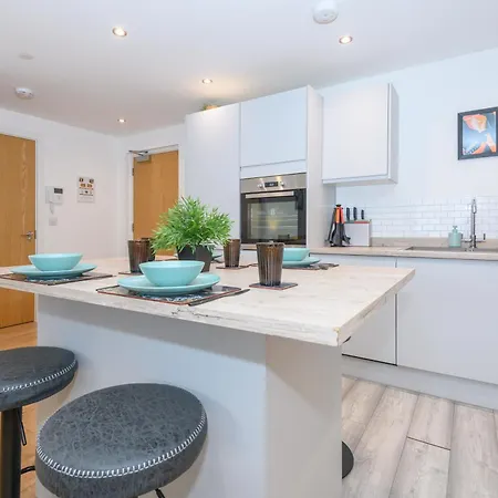 Апартаменты Superb 2 Bed With 2 En-suite - Centre With Underground Parking Лидс