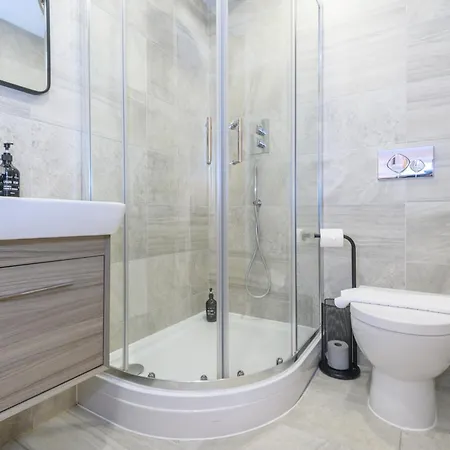 Superb 2 Bed With 2 En-suite - Centre With Underground Parking Апартаменты Лидс