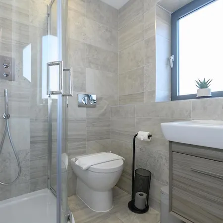 Superb 2 Bed With 2 En-suite - Centre With Underground Parking *