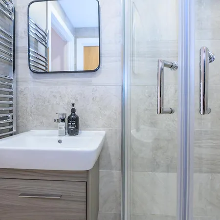 Апартаменты Superb 2 Bed With 2 En-suite - Centre With Underground Parking *