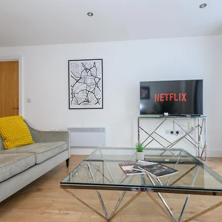 Superb 2 Bed With 2 En-suite - Leeds Centre With Underground Parking Apartment *