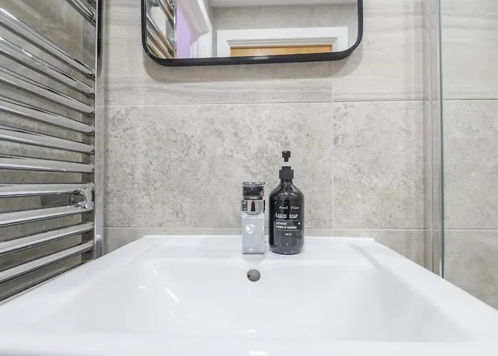 Superb 2 Bed With 2 En-suite - Centre With Underground Parking דירה *