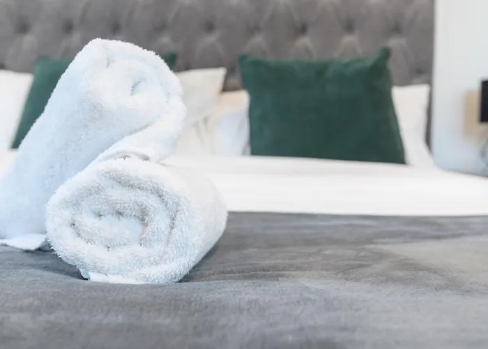 Superb 2 Bed With 2 En-suite - Centre With Underground Parking דירה *