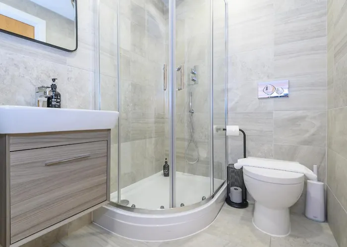 Superb 2 Bed With 2 En-suite - Centre With Underground Parking דירה לידס