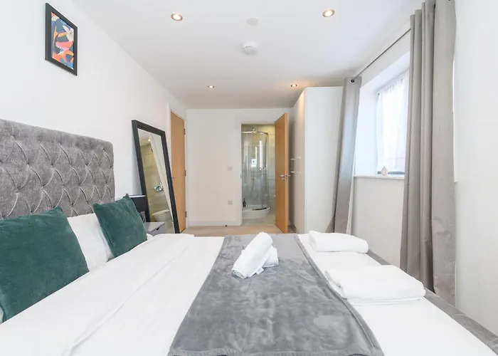 Superb 2 Bed With 2 En-suite - Centre With Underground Parking דירה