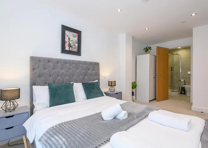 Superb 2 Bed With 2 En-suite - Centre With Underground Parking דירה *