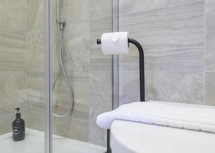 Superb 2 Bed With 2 En-suite - Centre With Underground Parking לידס